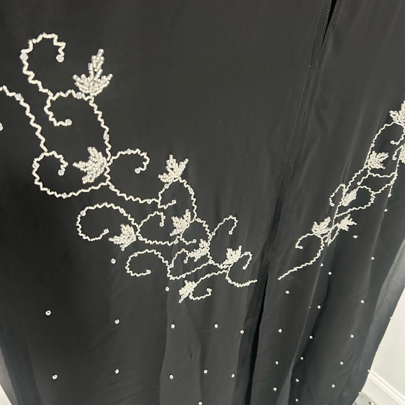 Elegant Black Embroidered Abaya with matching Scarf - Picture 3 of 8